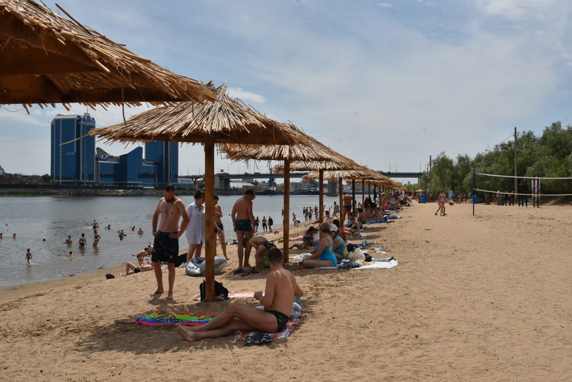 Покажи какие пляжи есть. Астрахань городской пляж. Горпляж Астрахань. Пляжи Астрахани на Волге. Астрахань остров городской пляж.