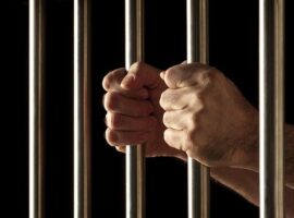 Астраханский суд приговорил убийцу к 10 годам колонии за расправу над соседом